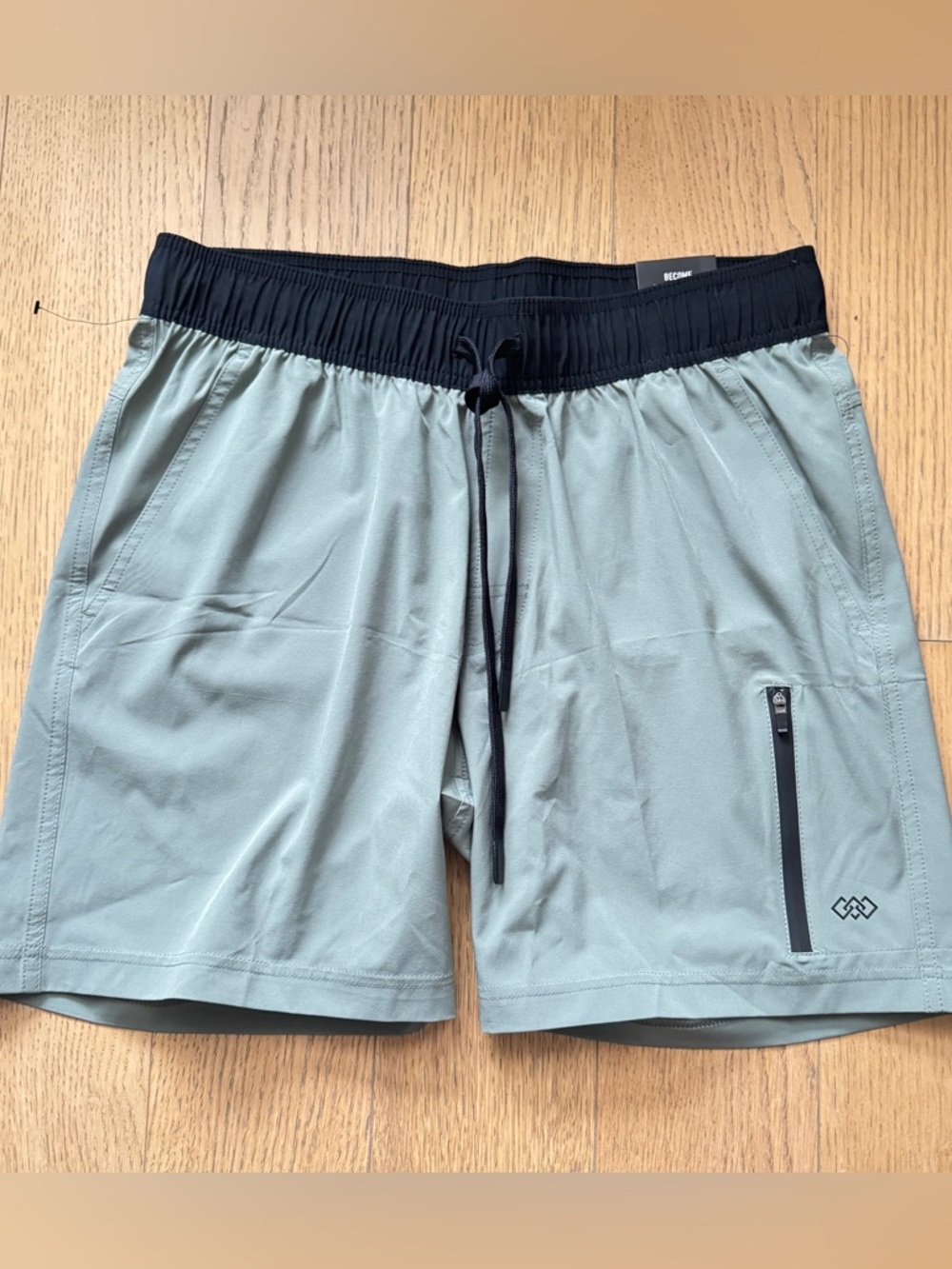 Men’s Sage Woven Short with Contrast Waistband - NWT Size M